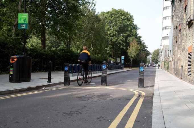 Goldsmiths Row, an example of an elegantly filtered, high capacity, high volume and safe cycle street in Hackney.